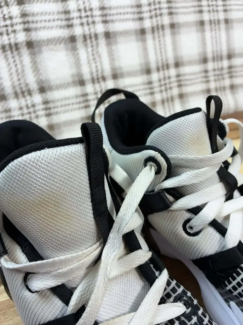 Nike LeBron Witness 7 Basketball Shoes White Black, Size 6Y